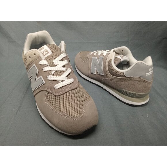 New Balance 574 Core Sneakers Grey White Size 6.5 Boys NEW IN BOX! - Picture 1 of 11